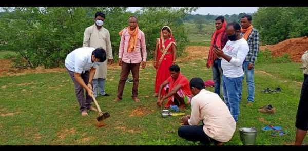 जनपद उपाध्यक्ष ने ग्राम चांदो में निर्मलाघाट और नाली निर्माण कार्य का किया भूमि पूजन