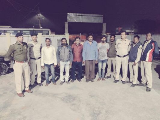 अंतरराज्यीय ट्रक चोर गिरोह के 5 बंदी, नगदी-ट्रक-मोबाइल जब्त