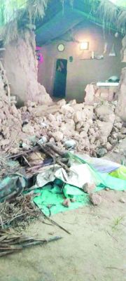 कच्ची दीवार ढही, दबने से मां-बेटी घायल