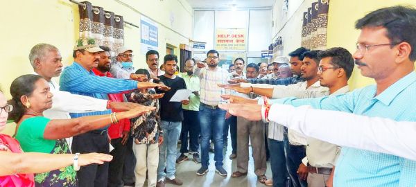 संविधान दिवस पर दिलाई शपथ