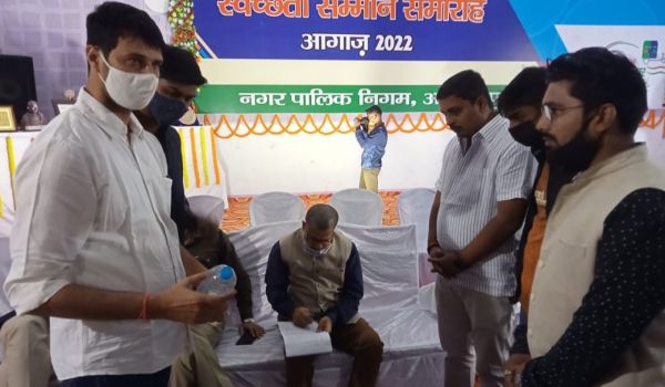 पानी बोतल में सफेद काई की शिकायत, प्रशासन ने मारा छापा