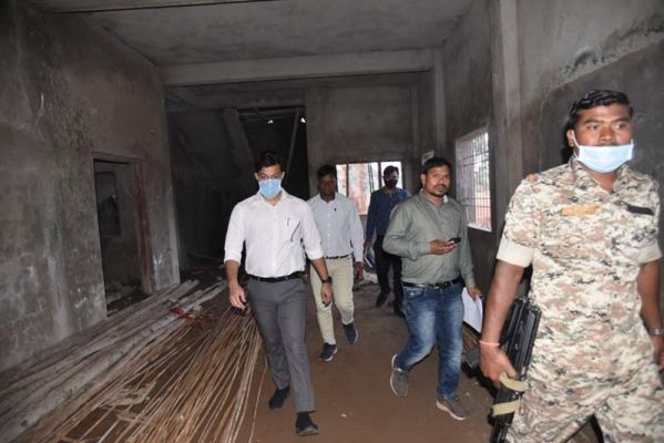 कलेक्टर ने निर्माणाधीन स्विमिंग पूल, मांगलिक भवन एवं स्पोर्ट्स एकेडमी का किया निरीक्षण