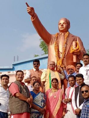 अंबेडकर की प्रतिमा पर माल्यार्पण कर मनाया संविधान दिवस