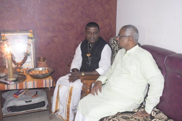 शोकाकुल मेश्राम और भोजवानी परिवार से मिले जोशी