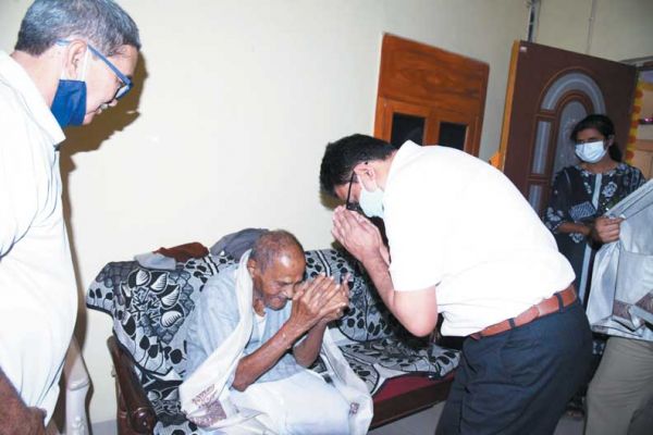  97 बरस के भगवती प्रसाद गुप्ता ने गांधी की स्मृति को किया साझा, कलेक्टर-एसपी ने घर पहुंचकर शॉल-श्रीफल से किया अभिनंदन