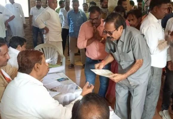 ढोल-नगाड़े के साथ बॉयोडाटा ले पहुंचे कांग्रेसी दावेदार