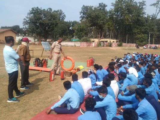 स्कूली बच्चों को दे रहे थे जानकारी , तभी एक घर में मिली आग की सूचना