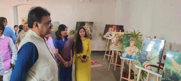 संसदीय सचिव ने चित्रकार लूनिया के प्रदर्शनी का उद्घाटन