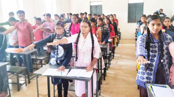 संविधान प्रस्तावना की ली शपथ