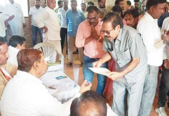 ढोल-नगाड़े के साथ बॉयोडाटा ले पहुंचे कांग्रेसी दावेदार