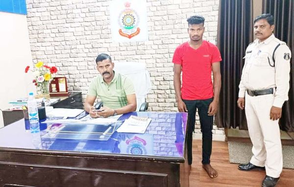 गैरेज से कलपुर्जों की चोरी करने वाला पकड़ाया  