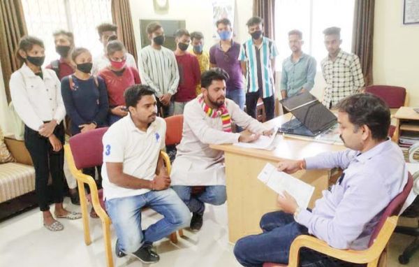 साइंस कॉलेज में एनएसयूआई ने किया प्रदर्शन