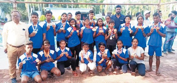    फ्लोटिंग विंग्स एकेडमी खेल गांव पुरई के तैराकों को 53 मैडल