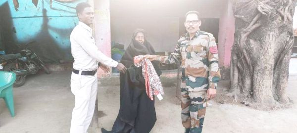 पुलिस ने मानसिक बीमार महिला को दिये कंबल और गर्म कपड़े