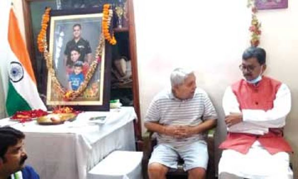  डॉ. महंत शहीद विप्लव त्रिपाठी के घर पहुंचे, दी श्रद्धांजलि