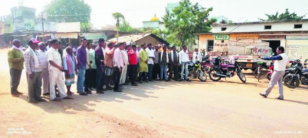 बारदाने की मांग को ले किसान धरने पर