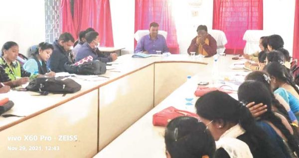 संसदीय सचिव मिंज ने ली बिहान प्रोजेक्ट मैनेजरों की बैठक