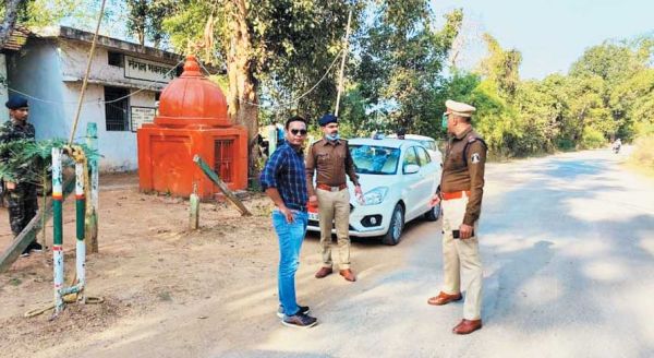 पुलिस अधीक्षक ने किया कुरकुटी धान परिवहन चेक-पोस्ट का निरीक्षण