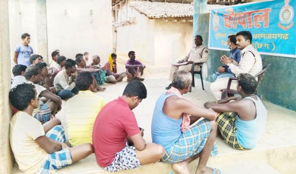 धरमजयगढ़ पुलिस ने गांव में लगाई चौपाल, ऑनलाइन ठगी से किया सतर्क