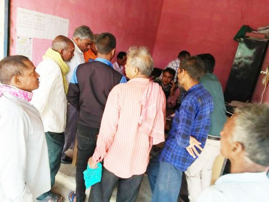 समर्थन मूल्य पर धान खरीदी शुरू, समितियों में किसानों की कतारें