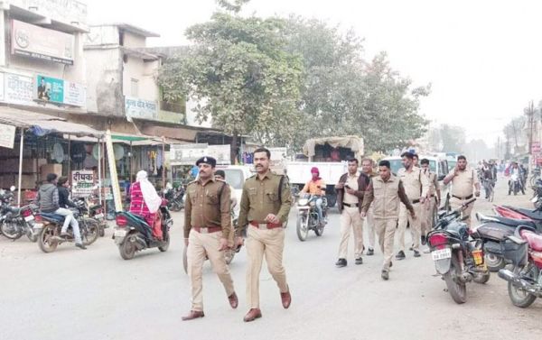 सारंगढ़ में पुलिस ने निकाला फ्लैग मार्च