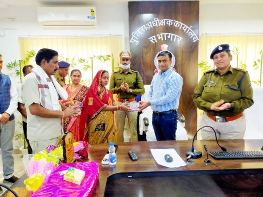 सेवानिवृत्ति पर पुलिस कर्मियों को दी विदाई