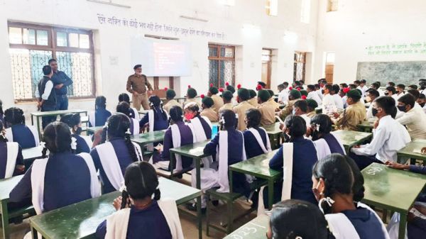 वाहन चलाते मोबाइल का उपयोग नहीं करने दी समझाईश