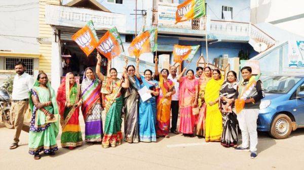 न दे सके रोजगार, ऊपर से छीन रहे रेडी टू ईट का भी काम, महिला मोर्चा ने किया विरोध
