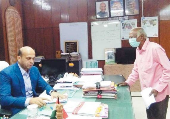 कलेक्टर जनदर्शन में बुजुर्ग को मिली डेढ़ लाख की आर्थिक सहायता की सौगात