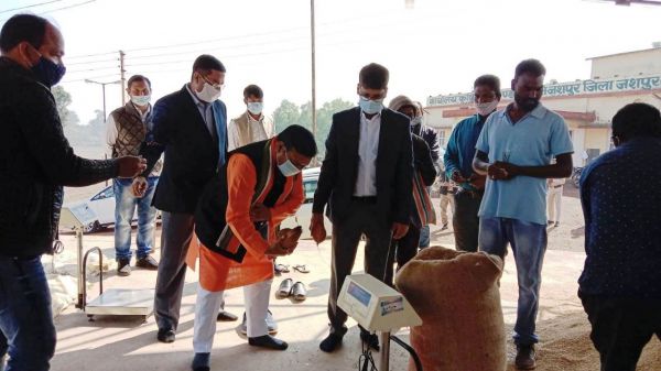 विधायक, कलेक्टर और एसपी ने गम्हरिया धान खरीदी केंद्र में खरीदी किया शुरू