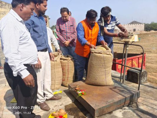 संसदीय सचिव ने पूजा-अर्चना के बाद तौलकर खरीदा धान