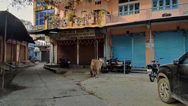 गुमास्ता एक्ट पालन करवाने प्रशासन सख्त, खुली दुकानें बंद करवाई