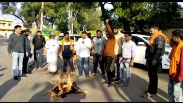पीसीसी अध्यक्ष का पुतला फूंका
