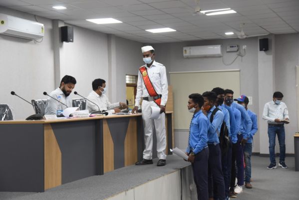 शिक्षक की मांग को लेकर कलेक्ट्रेट पहुंचे स्कूली बच्चें