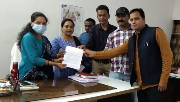 पत्रकार सुरक्षा कानून लागू करने सौंपा ज्ञापन