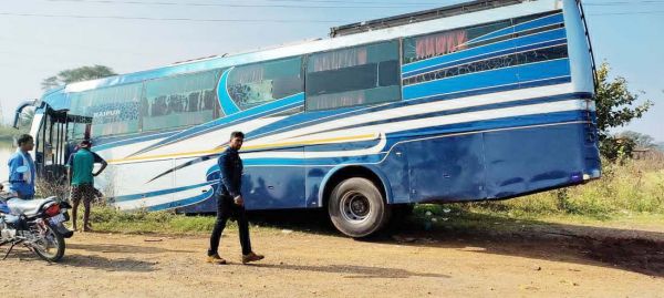 कार को ओवरटेक करते बस बेकाबू