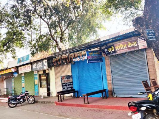 गलत तरीके से करवाए गए नामांकन के विरोध में बंद रहा बैकुंठपुर