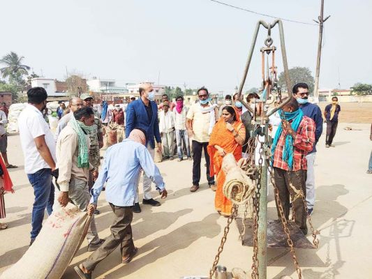 धान खरीदी के पहले दिन भारी उत्साह, पूजा-अर्चना कर शुरू हुई धान खरीदी