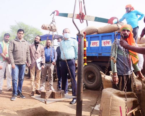 कलेक्टर ने धान खरीदी केंद्रों का लिया जायजा
