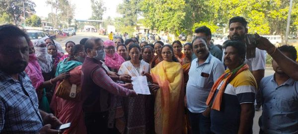 स्व सहायता समूहों से रेडी टू ईट का काम छिने, विरोध में भाजपा ने सौंपा ज्ञापन