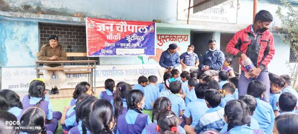 स्कूली बच्चों को पुलिस ने बताया अच्छे व बुरे स्पर्श में अंतर