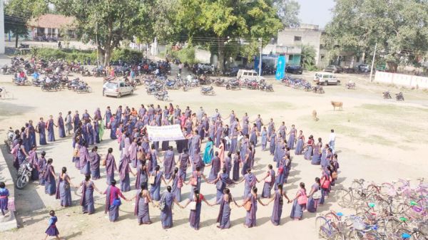 मानव श्रृंखला बनाकर मनाया आजादी का अमृत महोत्सव