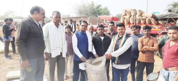 धान खरीदी का कांग्रेस ब्लॉक अध्यक्ष ने किया शुभारंभ