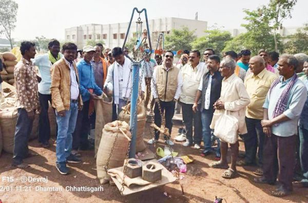 धान खरीदी का शुभारंभ कर सोसायटी के बोरा से ही हुई खरीदी