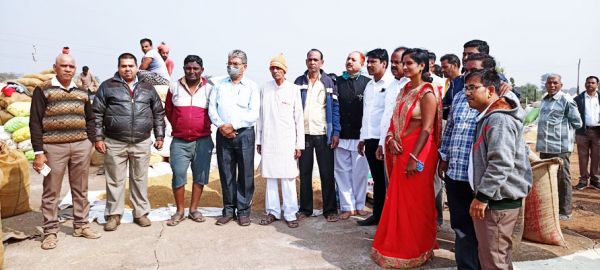 दुर्ग ग्रामीण के सबसे बड़े धान सोसायटी में पहले दिन  शांतिपूर्ण धान खरीदी