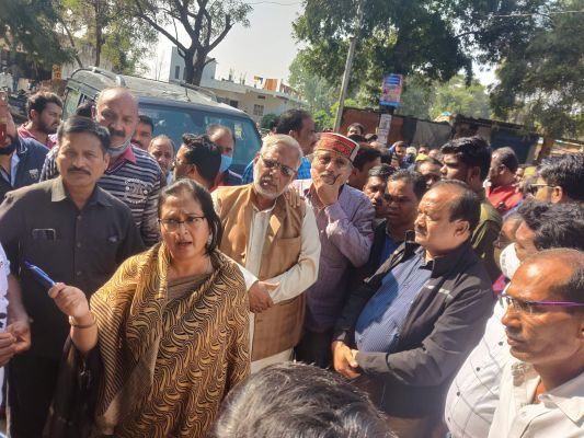 कांग्रेस और भाजपा अब चुनाव में उतरने की तैयारी में