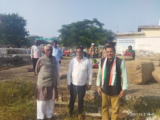 अंजुम ने किया धान खरीदी केंद्र का निरीक्षण