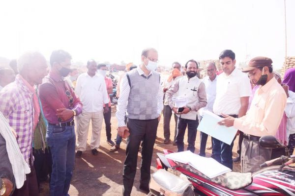 कलेक्टर ने धान खरीदी केंद्रों का किया निरीक्षण