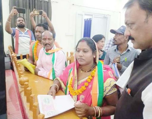 शक्ति प्रदर्शन के साथ कांग्रेस प्रत्याशियों ने भरा नामांकन