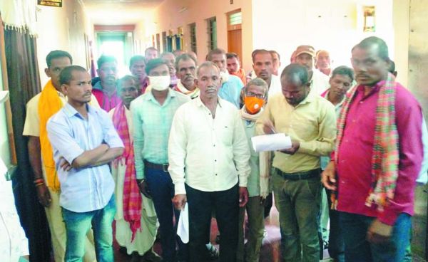 फसल बीमा व क्षतिपूर्ति की मांग को ले किसान पहुंचे कलेक्टोरेट